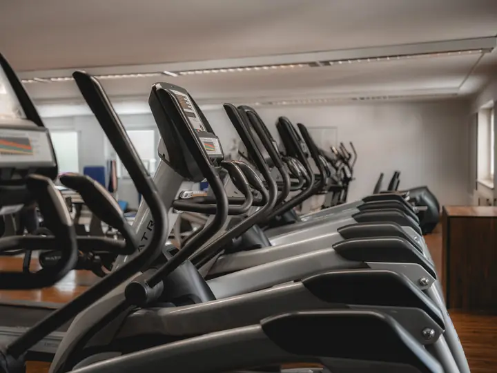 Cardiobereich mit Laufbändern und Crosstrainern im Ladies Get Fit Altenstadt