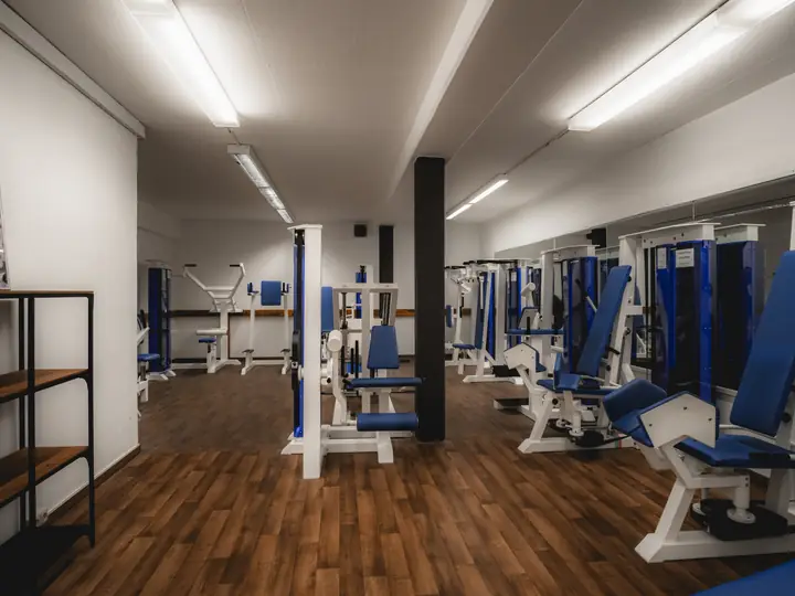 Kraftbereich mit Geräten und freien Hanteln im Ladies Get Fit Altenstadt